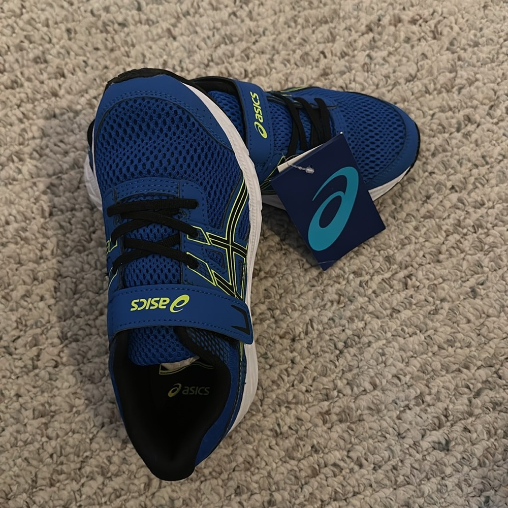 New in box kids sneakers